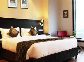 Joy Inn & Suites، فندق مع موقف سيارات في Bhiwadi