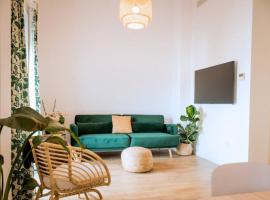 Fantastico apartamento recien renovado con piscina en la azotea, dos dormitorios y aparcamiento gratuito en la calle.