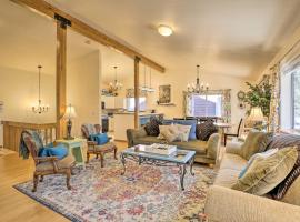 Homey Dog-Friendly Retreat with Deck in Dtwn Frisco!, family hotel in Frisco