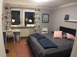 Dubbelrum med extrasäng på markplan i lugnt villaområde, hotell i Malmö