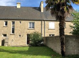 Gîte Manava - grande maison avec jardin en centre ville, casa de temporada em Valognes