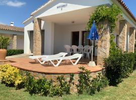 Villa Montserrat 3, Terrace & Pool, casa rústica em Sant Martí d’Empúries