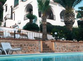 Villa del Golfo Urio with swimming pool shared by the two apartments, hotel i Santa Flavia