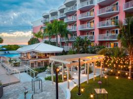 Beach House Suites by the Don CeSar: St Pete Beach şehrinde bir otel