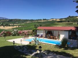 Glamping Abruzzo - The Pool House, hotel familiar en Catignano