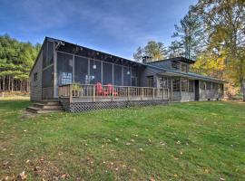 Peaceful Lakefront Escape with Deck and Kayaks!, hotel v mestu North Lovell