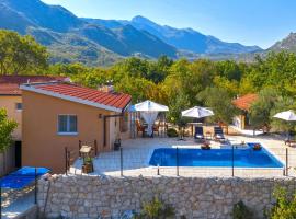 Villa Melita - Heated pool, Speed Internet within Nature Park, hotel in Zagvozd