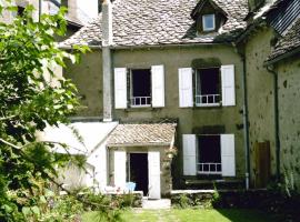 Chambre d'Hôtes La Maison de Barrouze, bed & breakfast kohteessa Salers