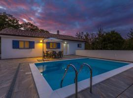 Holiday house TRANQUILLITY, hotel in Gabonjin