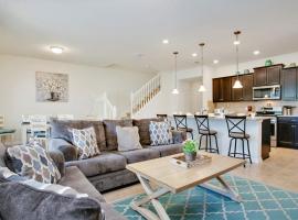 Townhome wPrivate Pool & FREE Water Park, villa in Davenport