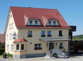Landgasthof Schwanen: Ostrach şehrinde bir otoparklı otel