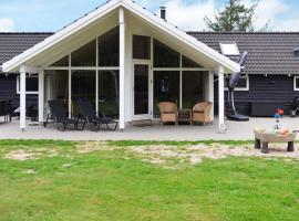 12 person holiday home in R m, hytte i Bolilmark