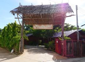 Baandin Rimnum Resort, hótel með bílastæði í U Thong