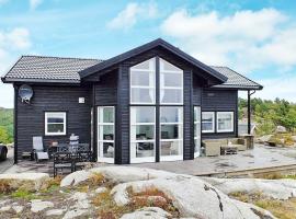 9 person holiday home in lyngdal, жилье для отдыха в городе Skarstein