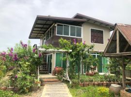 บ้านล้อมลักษณ์ BanLomLak, vacation rental in Sukhothai