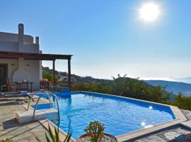 Family house with a swimming pool 5 minutes from Ioulida, hotel i Ioulis