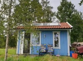 Gäststuga i vacker natur, bastu, bubbelpool sommartid och gratis parkering nära Ulricehamn och Lassalyckan, guesthouse with nice view with sauna and free parking close to Dalsjöfors and fishing