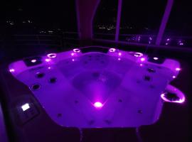 Holiday Apartment Lira jacuzzi - sea view- terrace، فندق في مْليني