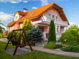 WOW Liptov Holiday House, hotel with parking in Liptovský Mikuláš