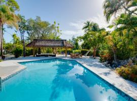Pelico Palms - Villa & Treehouse, hotell i Pirates Cove