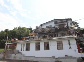 Two Dots On Line Homestay, отель в Хуаляне, рядом находится Meilun Mountain Park