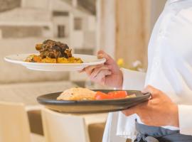 Hotel Jeni & Restaurant, hotel com banheiras de hidromassagem em Es Mercadal