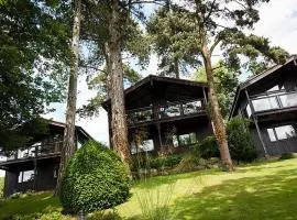 A detached timber lodge with Lake Views, Xmas Week.