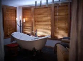 Tomah Retreat - Studio CHILL with fireplace and clawfoot bath