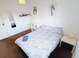 2 Bedroom Rayleigh Apartment, hotel in Rayleigh
