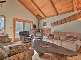 Remote Cabin with Fire Pit 3 Miles to Stowe Mtn!，斯托的度假屋
