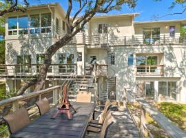 Spacious Lake Travis Home with Private Deck and Views!，Volente的飯店