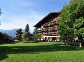 Kaiserhotel Kitzbühler Alpen – hotel w pobliżu miejsca Kolejka linowa Bauernpenzing w mieście Oberndorf in Tirol