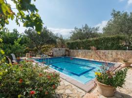 Villa Toula with pool Nr Armeni Crete, hotel en Makhairoí