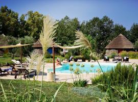 Is Cheas wine farm boutique hotel، فندق مع موقف سيارات في San Vero Milis