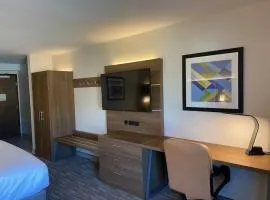 Holiday Inn Express & Suites Chatsworth by IHG