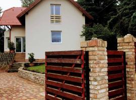 ‘NEW’ Sunkissed Villa on the Old Hill, apartment in Balatonalmádi