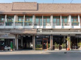 The Old City Wall Inn, hotel em Chang Khlan, Chiang Mai