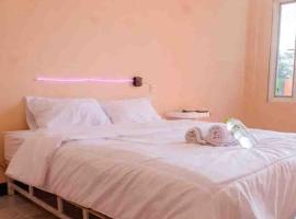 ๋ง๋์ด์ ์์นํ ํธํ
Artayya Puri 2 near Alun Alun Caruban Mitra RedDoorz