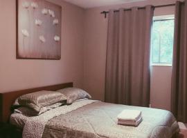 Private Rooms Close to NAIT Guest House For Men Only، بيت ضيافة في إيدمونتون