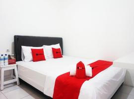 RedDoorz @ Jalan Tanjung Blitar: Blitar şehrinde bir otel