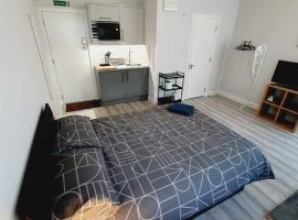 Southend on Sea - Westcliff Studios - Great Location, hotell i Southend-on-Sea