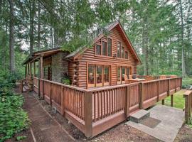 Anderson Island Cabin on Half Acre with Fire Pit!, hotell i Johnson Landing