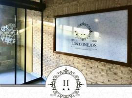 Hotel Los Conejos, готель у місті Mora