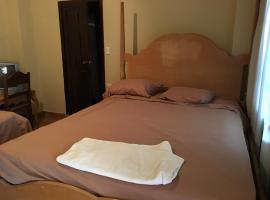 Green Canyon Hotel Restaurante, hotel i Santa Ana