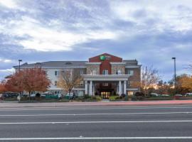 Holiday Inn Express Hotel & Suites Roseville - Galleria Area, an IHG Hotel、ローズビルのホテル