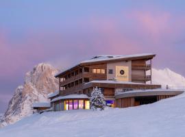 Hotel Goldknopf, hotel in Alpe di Siusi