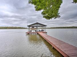 Cedar Creek Lake Home Private Boat Dock, Fire Pit、Eustaceのヴィラ