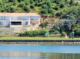 Phoenix Lodge and Waterside Accommodation, guest house in Knysna