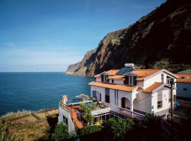 Cecília's House: Jardim do Mar'da bir Oda ve Kahvaltı