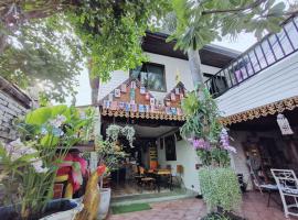 TAVEE Guesthouse, feriebolig i Bangkok